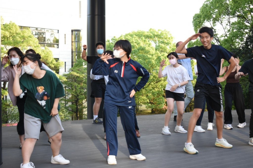 ステージでダンスする学生たち